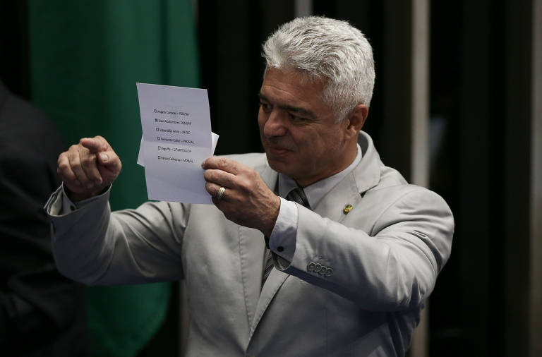 O senador Major Olímpio, líder do PSL,  mostra cédula com seu voto em sessão de votação para presidente do Senado 