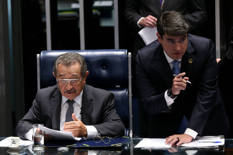 Sessão do senado tenta realizar a eleição para presidente, após tumultuada sessão de ontem, onde não se chegou a nenhum resultado. O senador José Maranhão (MDB-PB) preside a sessão, na foto auxiliado pelo secretário da mesa Luiz Fernando Bandeira de Mello