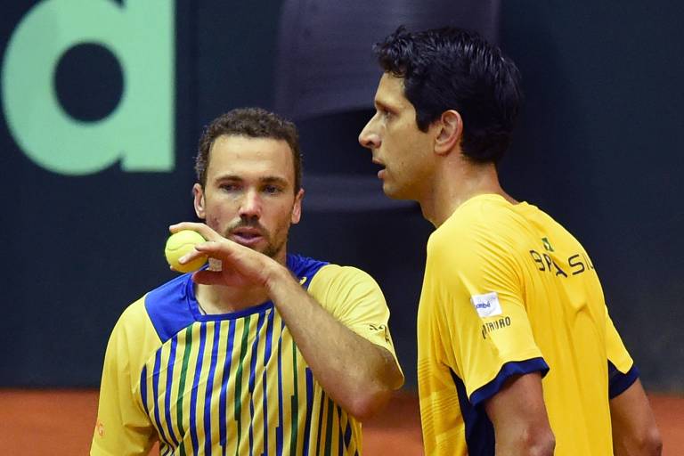 Bruno Soares (esq.) e Marcelo Melo disputam jogo da Copa Davis