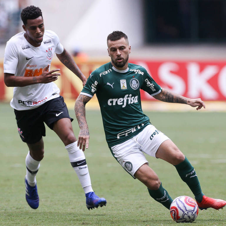Gustagol, do Corinthians, disputa bola com Lucas Lima, do Palmeiras, durante o Dérbi deste sábado (2)