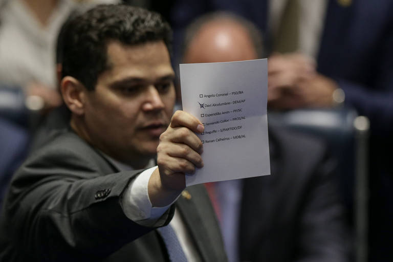 Governo Bolsonaro instala guichê no Congresso, mas precisa construir maioria
