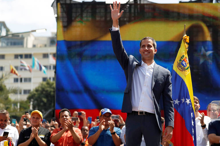 O líder opositor Juan Guaidó acena durante seu discurso no protesto deste sábado (2) 