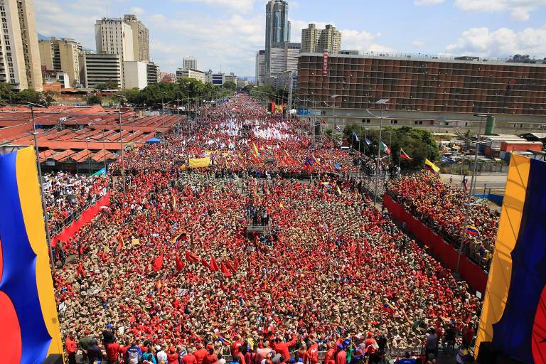 Manifestação a favor de Maduro em Caracas; ato também comemorou os 20 anos da chegada ao poder de Hugo Chávez