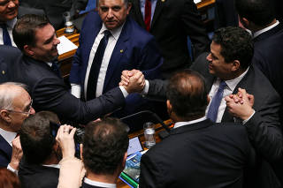 Davi Alcolumbre comemora vitória com Flávio Bolsonaro no plenário do Senado