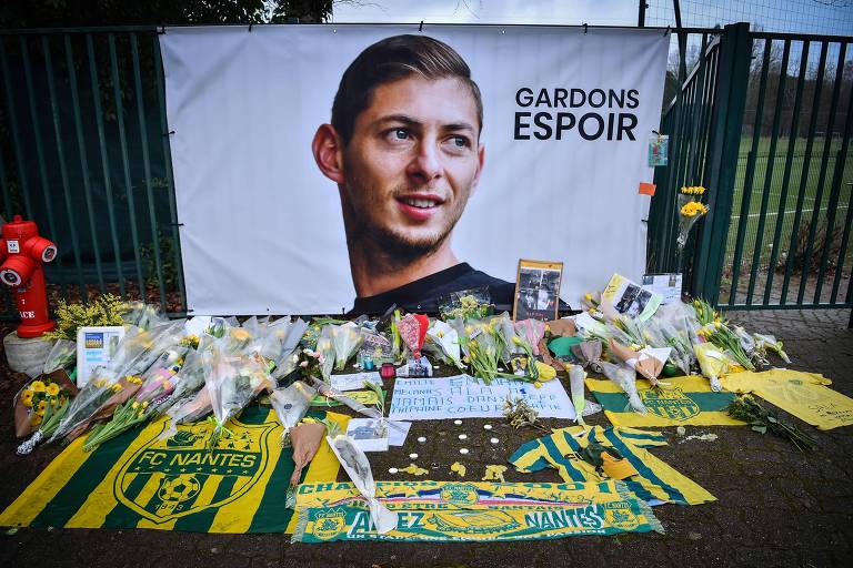 Homenagens dos torcedores do Nantes (FRA) ao atacante argentino Emiliano Sala