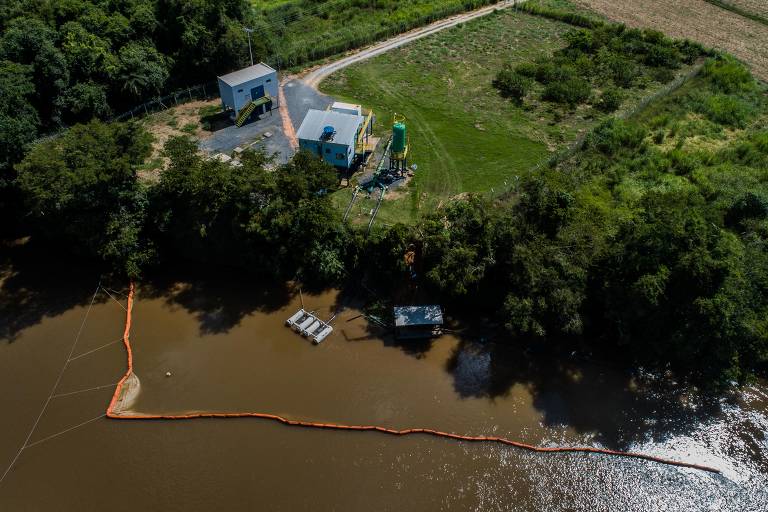 Sistema de membranas para impedir metais no rio Paraopeba perto da central de captação de água da Águas de Pará de Minas, concessionária de abastecimento de água de Pará de Minas (MG)
