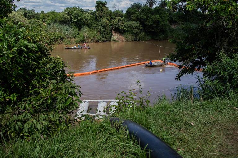 Sistema de membranas para impedir metais no rio Paraopeba perto da central de captação de água da Águas de Pará de Minas, concessionária de abastecimento de água de Pará de Minas (MG)