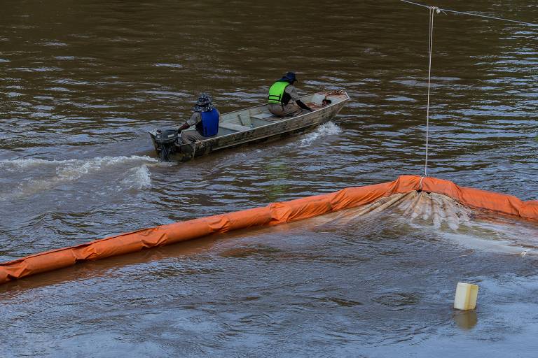 Sistema de membranas para impedir metais no rio Paraopeba perto da central de captação de água da Águas de Pará de Minas, concessionária de abastecimento de água de Pará de Minas (MG)