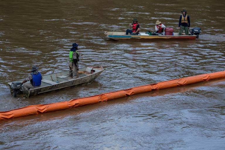 Sistema de membranas para impedir metais no rio Paraopeba perto da central de captação de água da Águas de Pará de Minas, concessionária de abastecimento de água de Pará de Minas (MG)