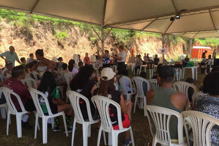 Associação de moradores de Parque da Cachoeira virou ponto de atendimento a famílias, com distribuição de água, doações e atividades para as crianças; Vale montou tenda, onde a comunidade faz reuniões