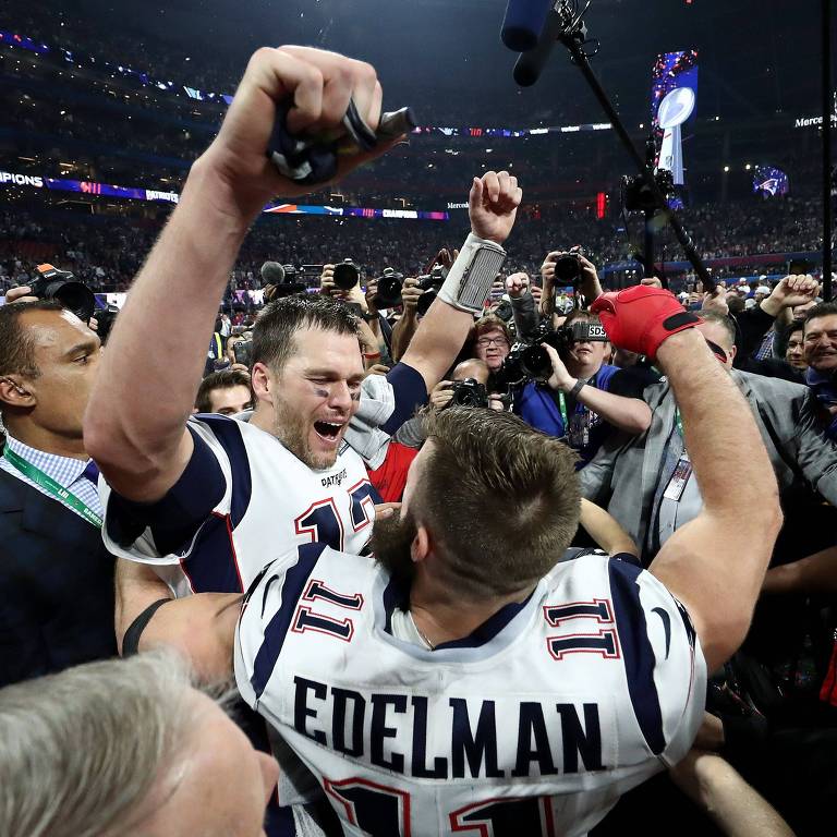 Tom Brady e Julian Edelman comemoram o título do Super Bowl 53