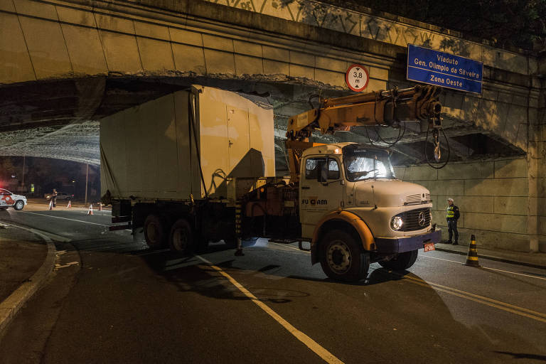 Quinze caminhões ficam presos em viadutos todo mês em SP e abalam estruturas