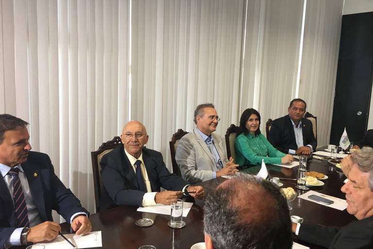 Senadores do MDB durante reunião que definiu Renan Calheiros como candidato do partido ao Senado para o mandato 2019-2021, superando Simone Tebet (de verde)