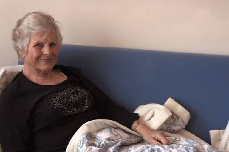 Annie aparece no filme bem e tranquila antes da chegada dos médicos que aplicariam a eutanásia; documentário Before It's Too Late filmou trajetória de paciente holandesa em estágio inicial de demência que pediu para morrer