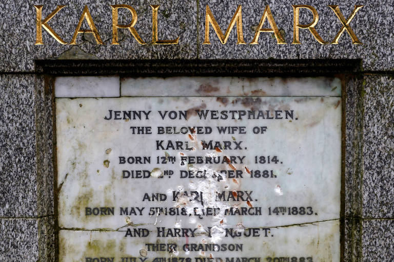 Nome de Karl Marx foi vandalizado em placa no cemitério onde o filósofo alemão está enterrado em Londres
