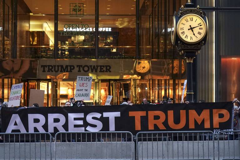 Manifestantes protestam contra o presidente Donald Trump na noite do discurso sobre o Estado da União, em Nova York 