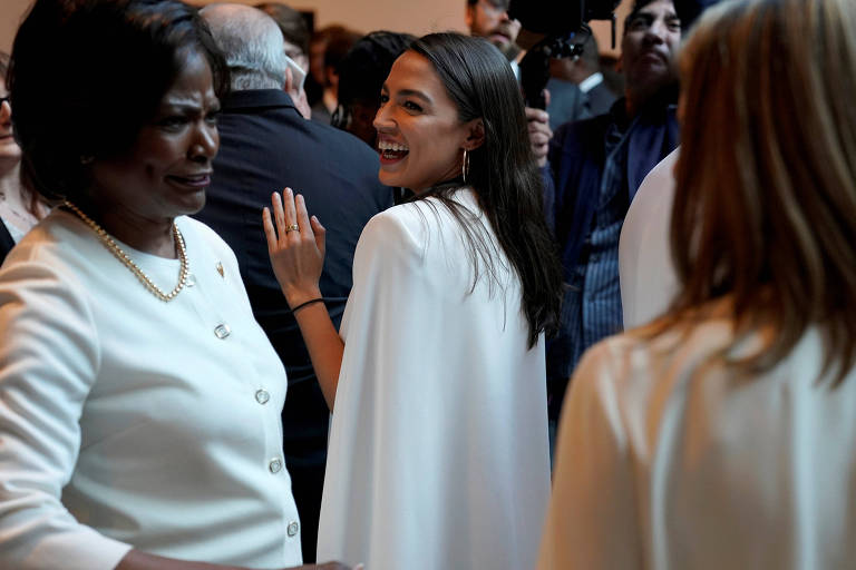 A deputada democrata Alexandria Ocasio Cortez (centro) com outras democratas em ato pró-sufragistas (defensoras do voto feminino) antes do discurso sobre o Estado da União do presidente Donald Trump, no Capitólio 