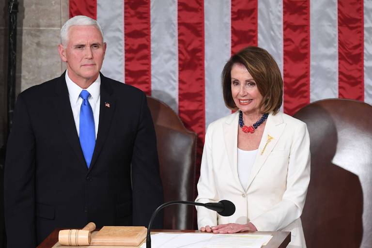A presidente da Câmara dos Deputados, Nancy Pelosi (dir.), e o vice-presidente Mike Pence, antes do discurso do presidente Donald Trump 