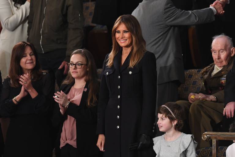 A primeira-dama Melania Trump sorri ao chegar no Congresso