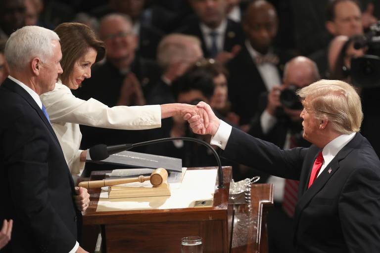 Trump cumprimenta a líder da Câmara, Nancy Pelosi

