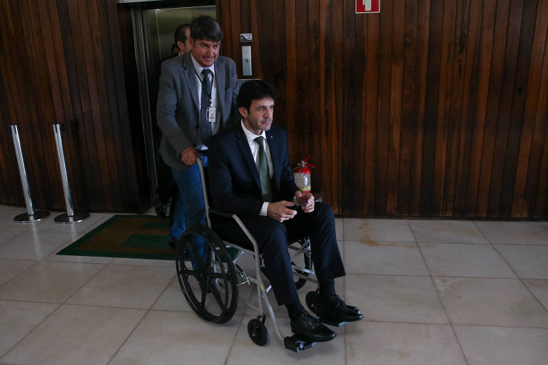 Marcelo Álvaro Antônio deixa a Câmara dos Deputados após tomar posse no plenário nesta quarta; devido a cirurgia na perna, ele está se deslocando em cadeira de rodas