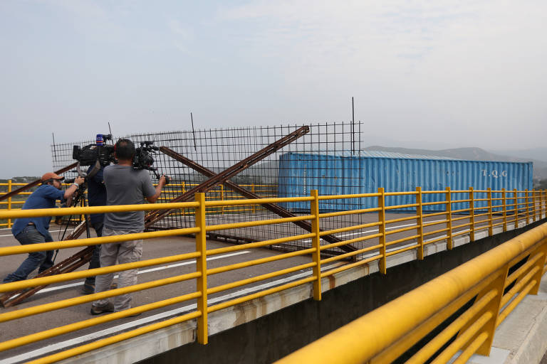 O bloqueio das pistas foi feito por militares, segundo representantes da oposição venezuelana