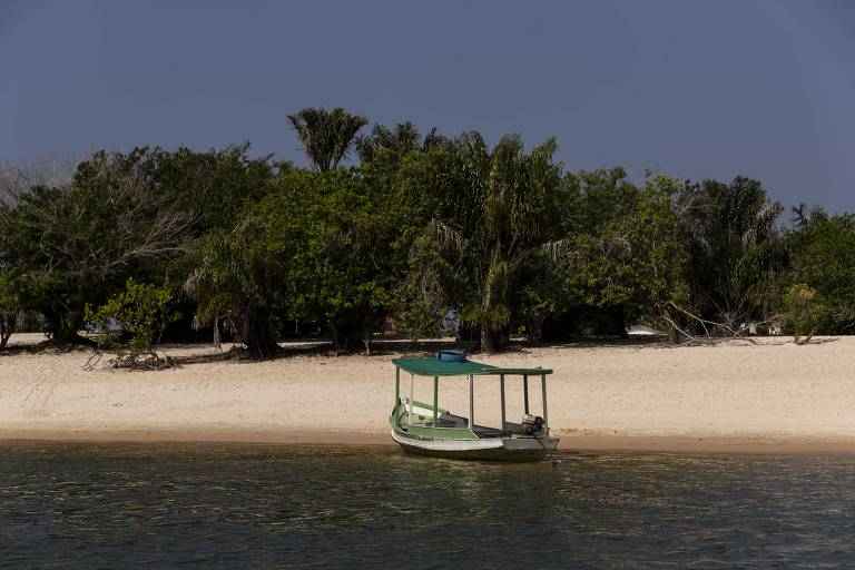 Praia de Alter do Chão, que é banhada pelo rio Tapajós, no município de Santarém, no Pará