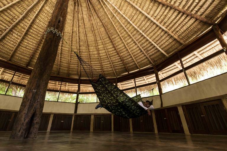 guia local descansa em rede dentro de oca em aldeia indígena que fica próxima ao vilarejo de Alter do Chão