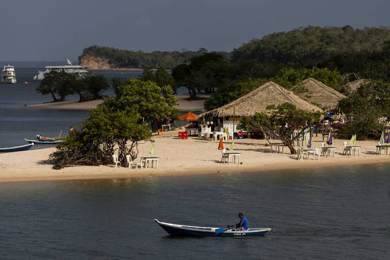 Praia de Alter do Chão, que é banhada pelo rio Tapajós, no município de Santarém, no Pará