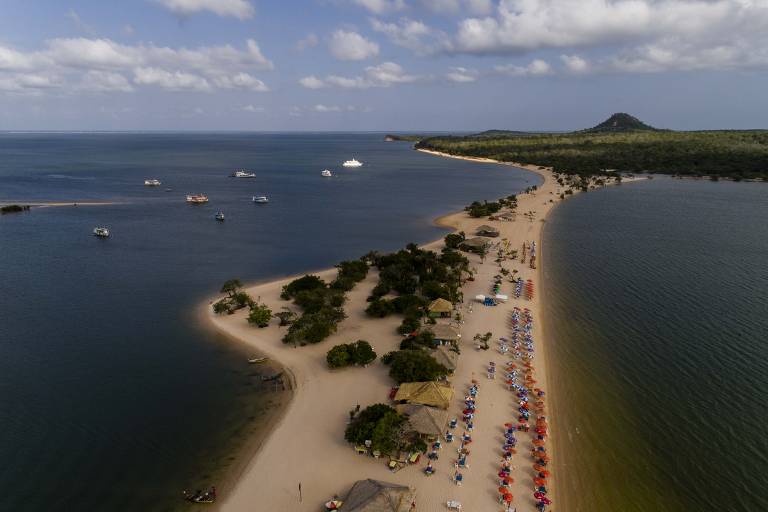 Praia de Alter do Chão, que é banhada pelo rio Tapajós, no município de Santarém, no Pará
