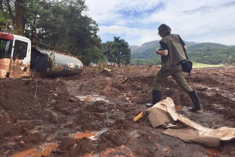 Perito Samuel Ferreira acompanha trabalho de campo dos bombeiros na área atingida pela lama em Brumadinho