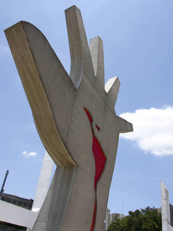 Escultura ‘Mão’, de Oscar Niemeyer
