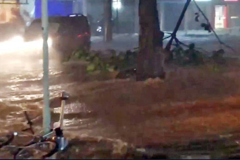 Chuva alaga rua Marques de São Vicente, em frente ao Shopping da Gávea