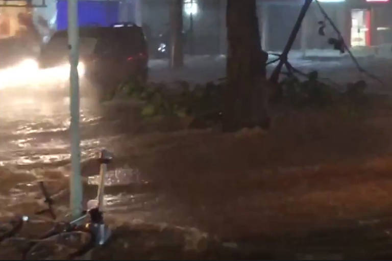 Chuva alaga rua Marques de São Vicente, em frente ao Shopping da Gávea