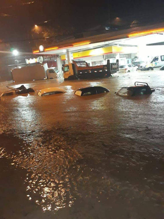Carros submersos em São Conrado, na zona sul do Rio