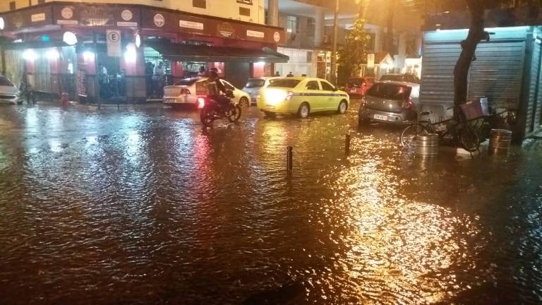 Chuva alaga via do Rio de Janeiro
