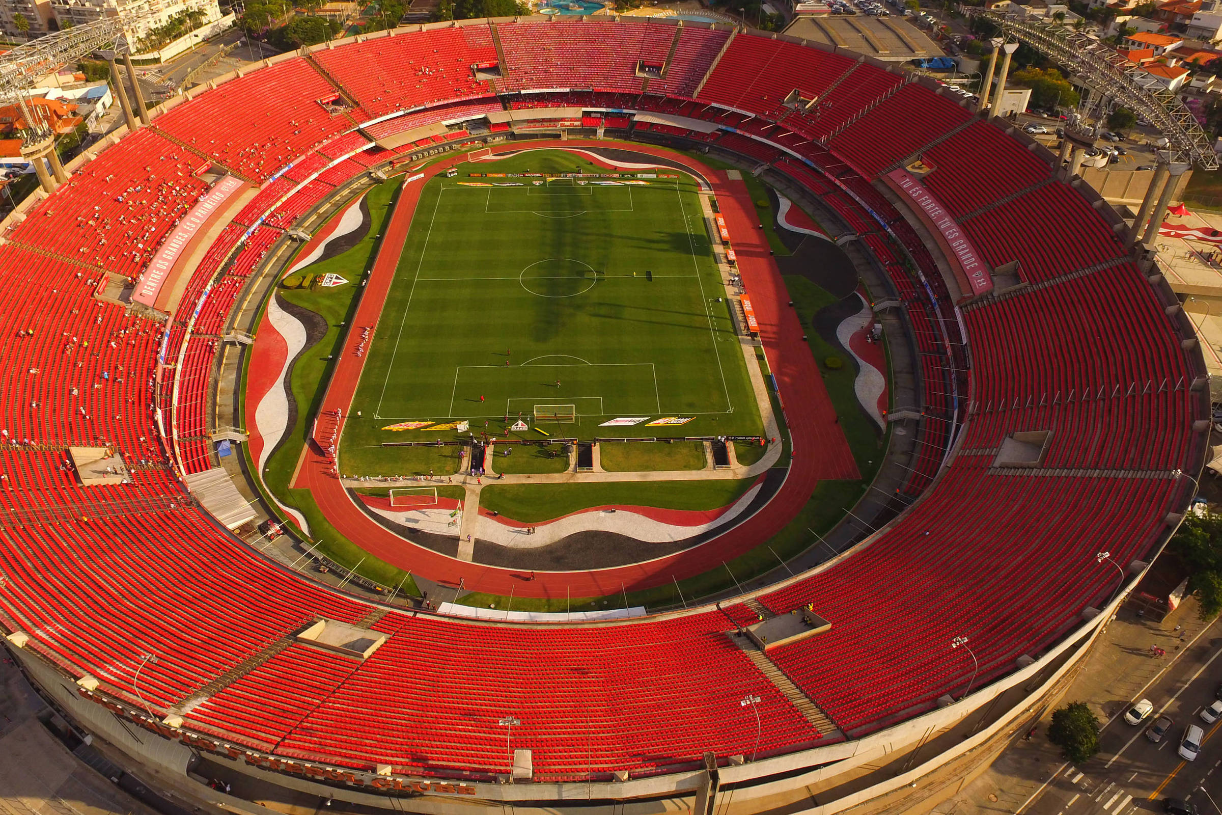 Torcedor que caiu da arquibancada do Morumbi recebe alta - 31/08/2019