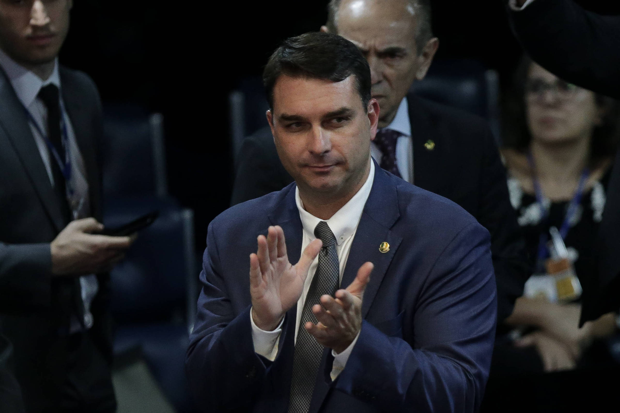 Apuração sobre gabinete de Flávio Bolsonaro desacelerou durante as eleições