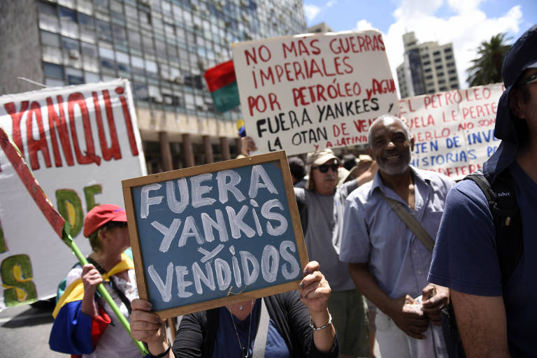 Apoiadores do ditador Nicolás Maduro protestam em Montevidéu durante a reunião do Grupo Internacional de Contato sobre a Venezuela