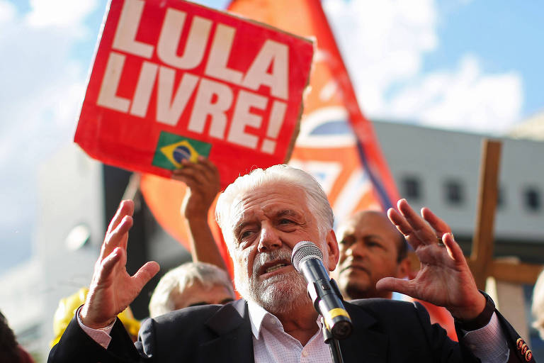 O senador Jaques Wagner (PT-BA), um dos parlamentares que visitou Lula na Superintendência da Polícia Federal, em Curitiba, onde o ex-presidente está preso desde abril