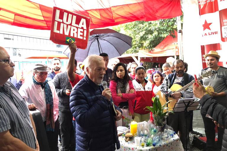 Militantes fazem celebração religiosa em homenagem ao irmão de Lula, Vavá, em frente à Polícia Federal em Curitiba