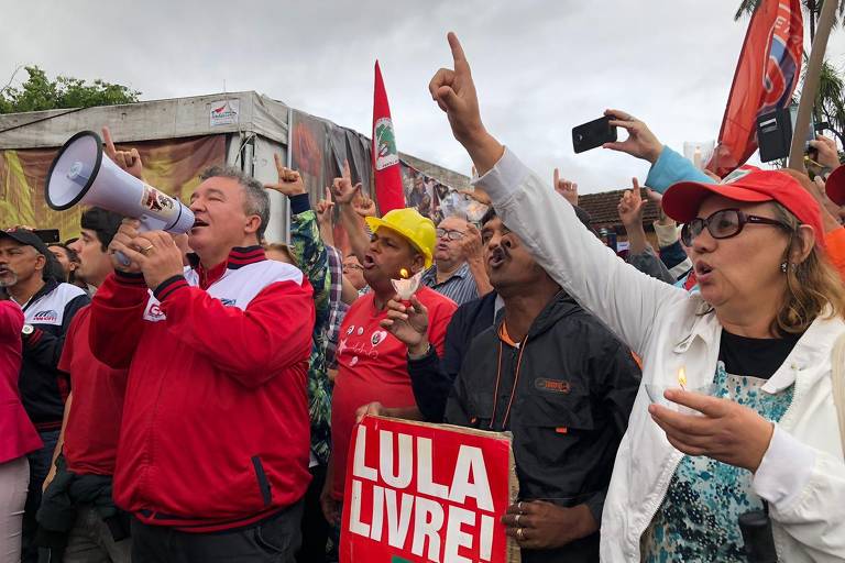 Militantes fazem celebração religiosa em homenagem ao irmão de Lula, Vavá, em frente à Polícia Federal em Curitiba