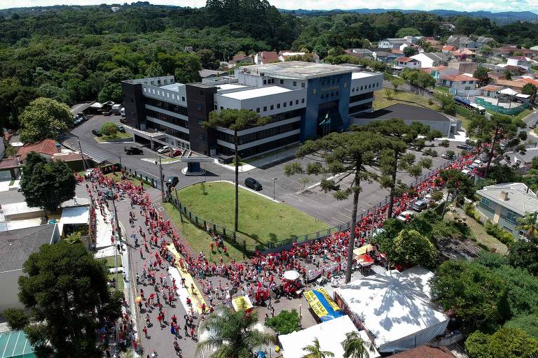 Vista aérea do entorno da sede da Polícia Federal, em Curitiba, onde apoiadores do ex-presidente Lula permanecem em vigília de protesto contra a prisão do petista. Lula está detido no local desde abril de 2018