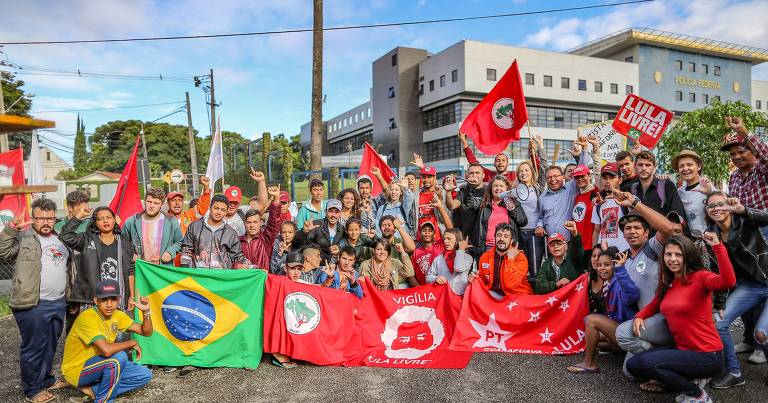 Grupo organiza "Bom dia, presidente Lula” durante a Vigília Lula Livre, em Curitiba