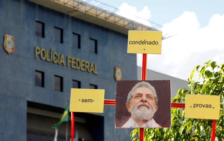 Apoiadores de Luiz Inácio Lula da Silva fazem protesto em frente à Superintendência da Polícia Federal em Curitiba, onde o ex-presidente está preso desde abril de 2018