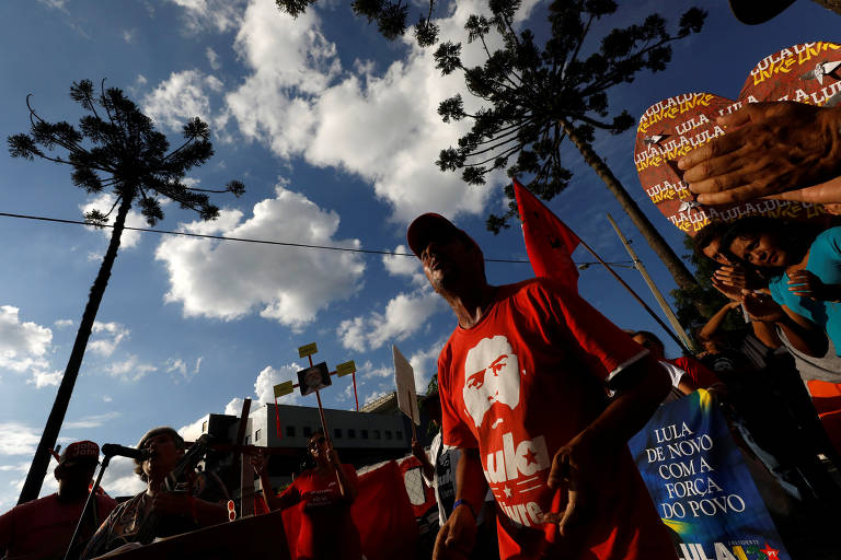 Apoiadores de Luiz Inácio Lula da Silva fazem protesto em frente à Superintendência da Polícia Federal em Curitiba, onde o ex-presidente está preso desde abril de 2018