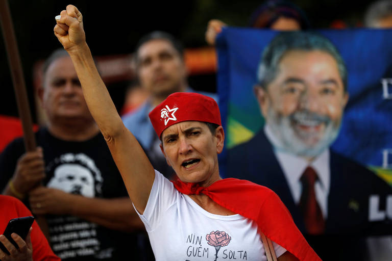 Apoiadores de Luiz Inácio Lula da Silva fazem protesto em frente à Superintendência da Polícia Federal em Curitiba, onde o ex-presidente está preso desde abril de 2018