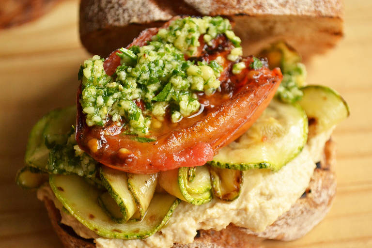 Para não passar fome no calor, confira três receitas de sanduíches frios, com opção vegana