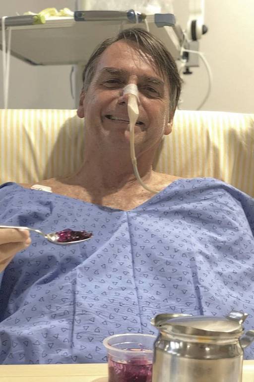 Bolsonaro alimentou-se pela primeira vez na noite de quinta (7) por via oral desde que foi internado em 27 de janeiro. De acordo com o porta-voz, a retirada da sonda provocou alívio ao presidente, que se queixava de incômodo com o dispositivo.