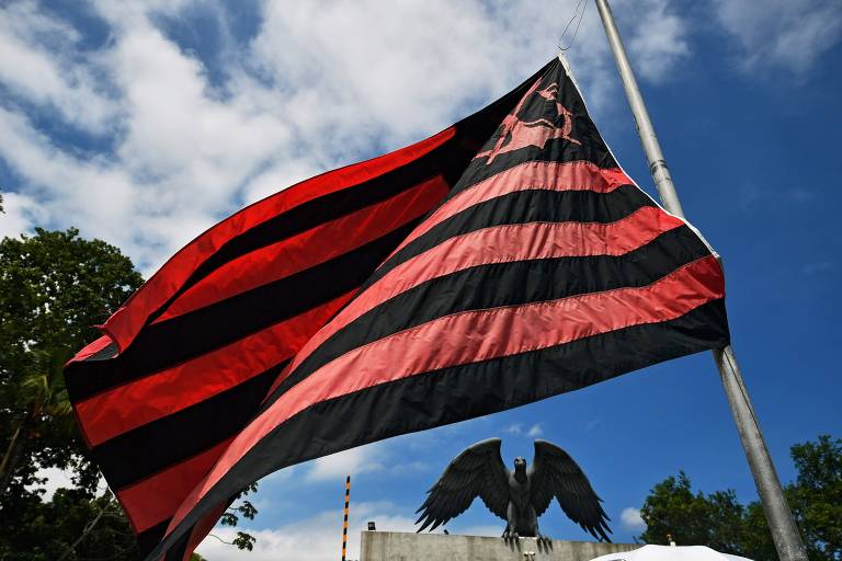 Bandeira do Flamengo na entrada do CT Ninho do Urubu.